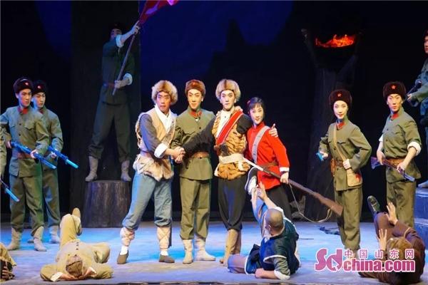 淄博大剧院上演大型现代京剧《智取威虎山》